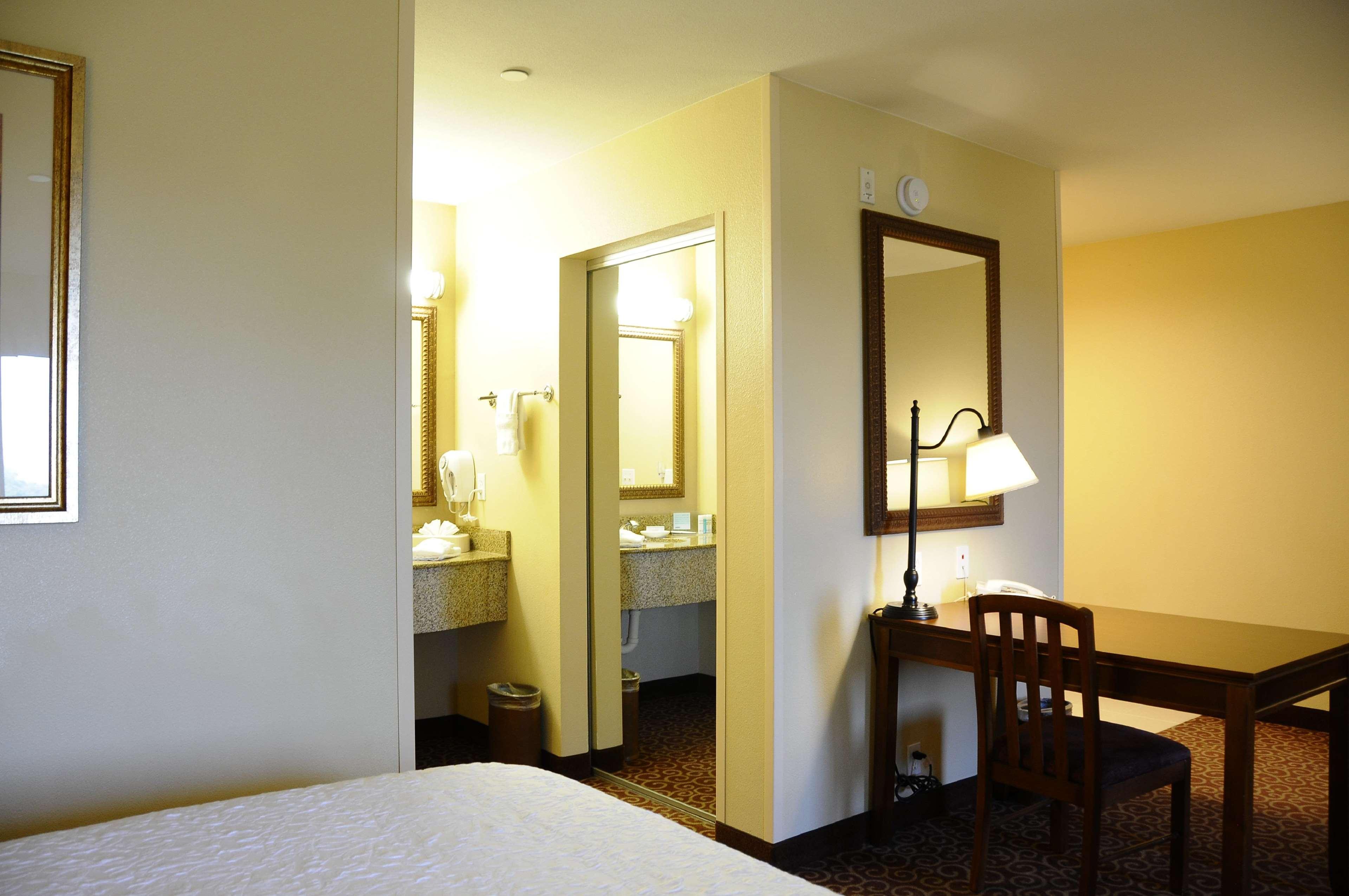 Hampton Inn & Suites Ред Блъф Екстериор снимка