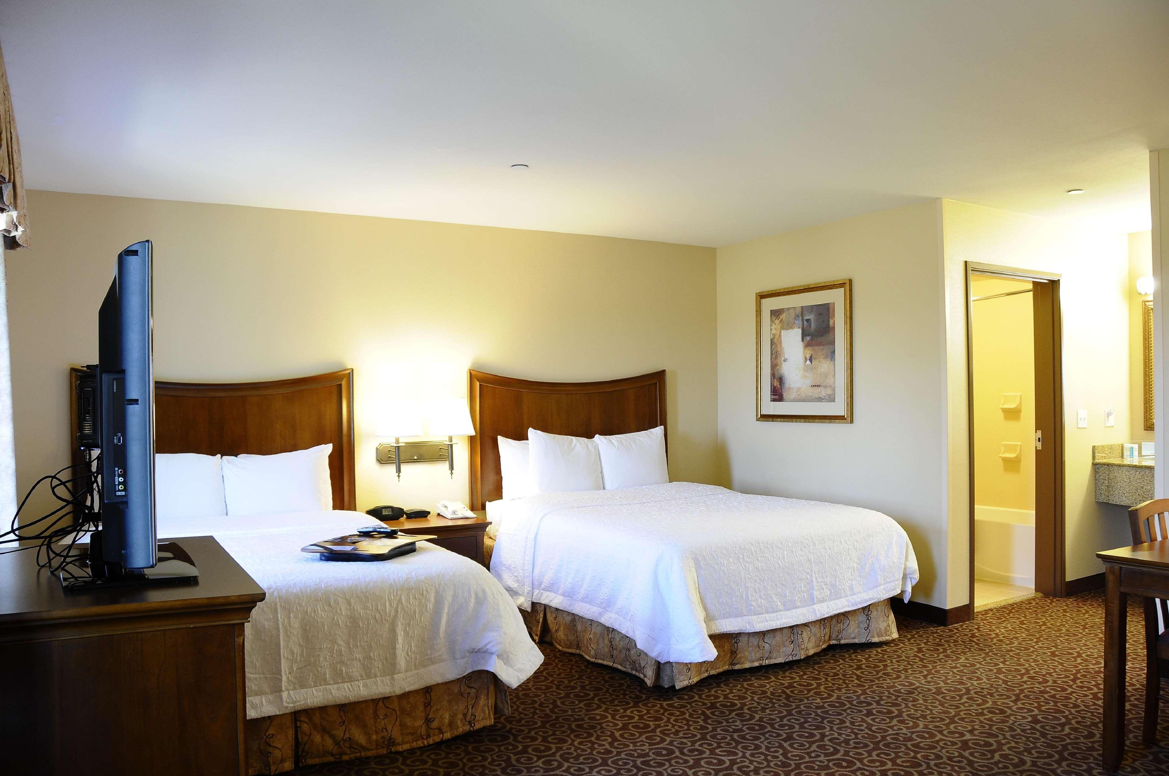 Hampton Inn & Suites Ред Блъф Екстериор снимка