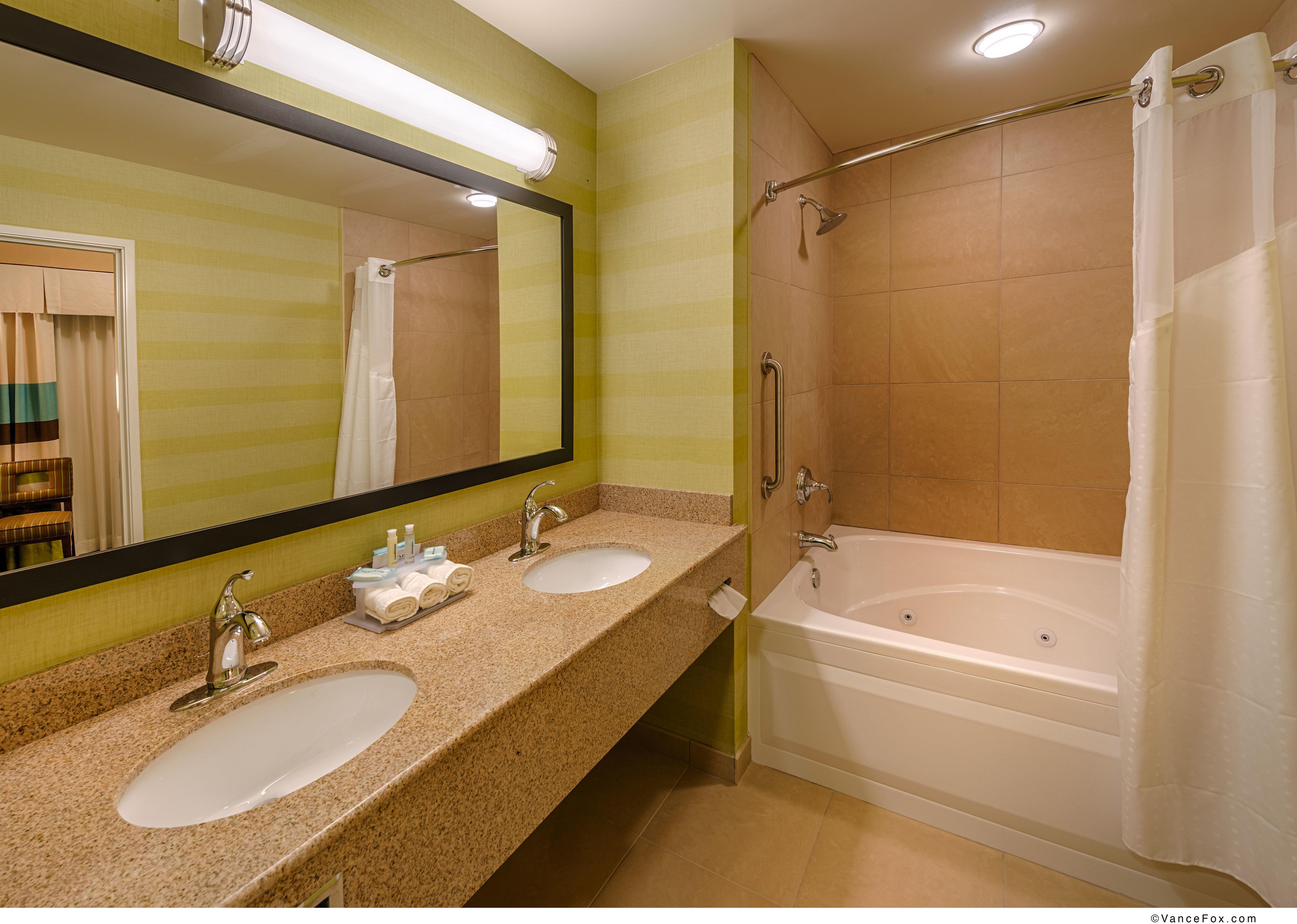 Hampton Inn & Suites Ред Блъф Екстериор снимка