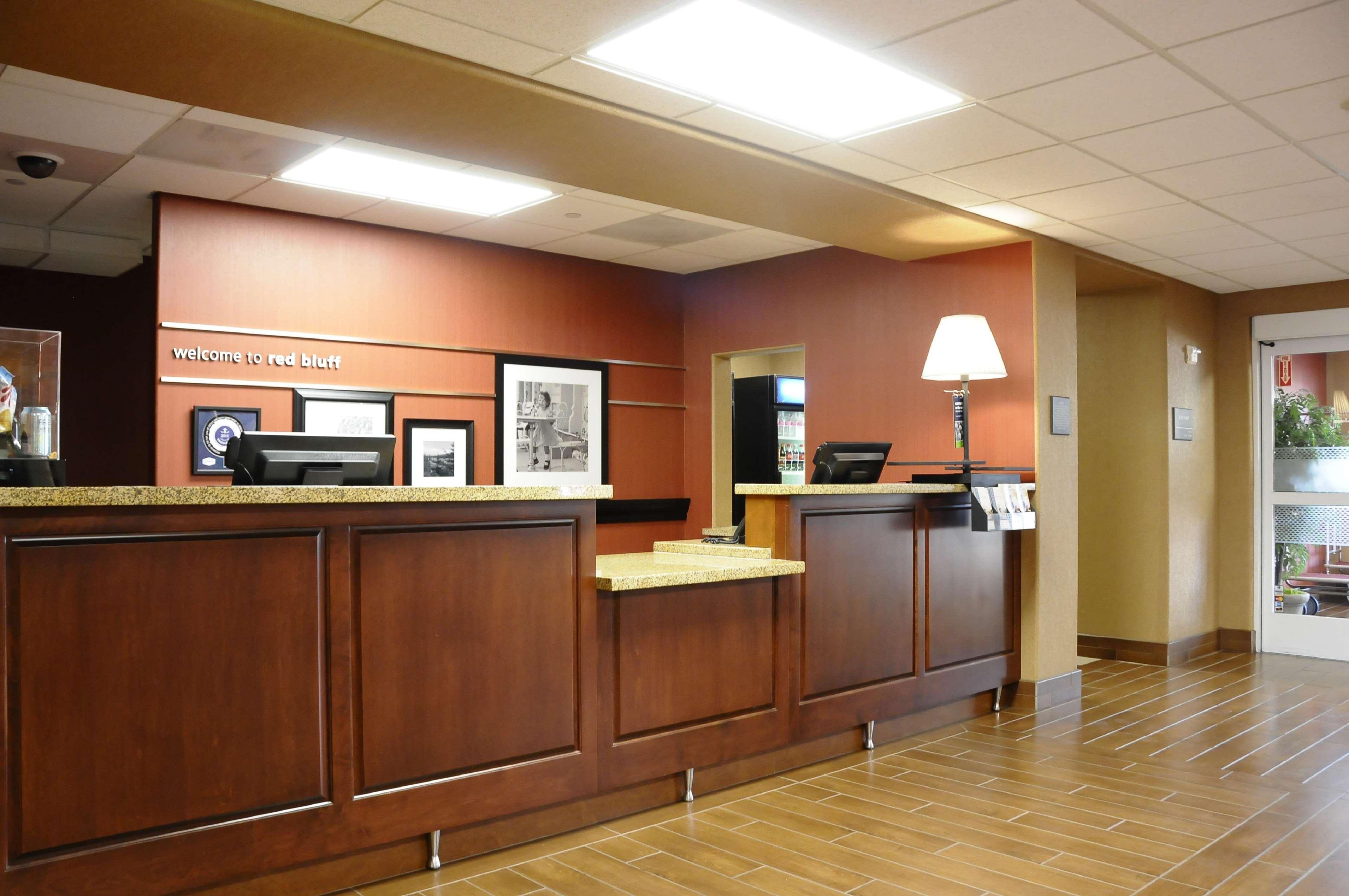 Hampton Inn & Suites Ред Блъф Екстериор снимка