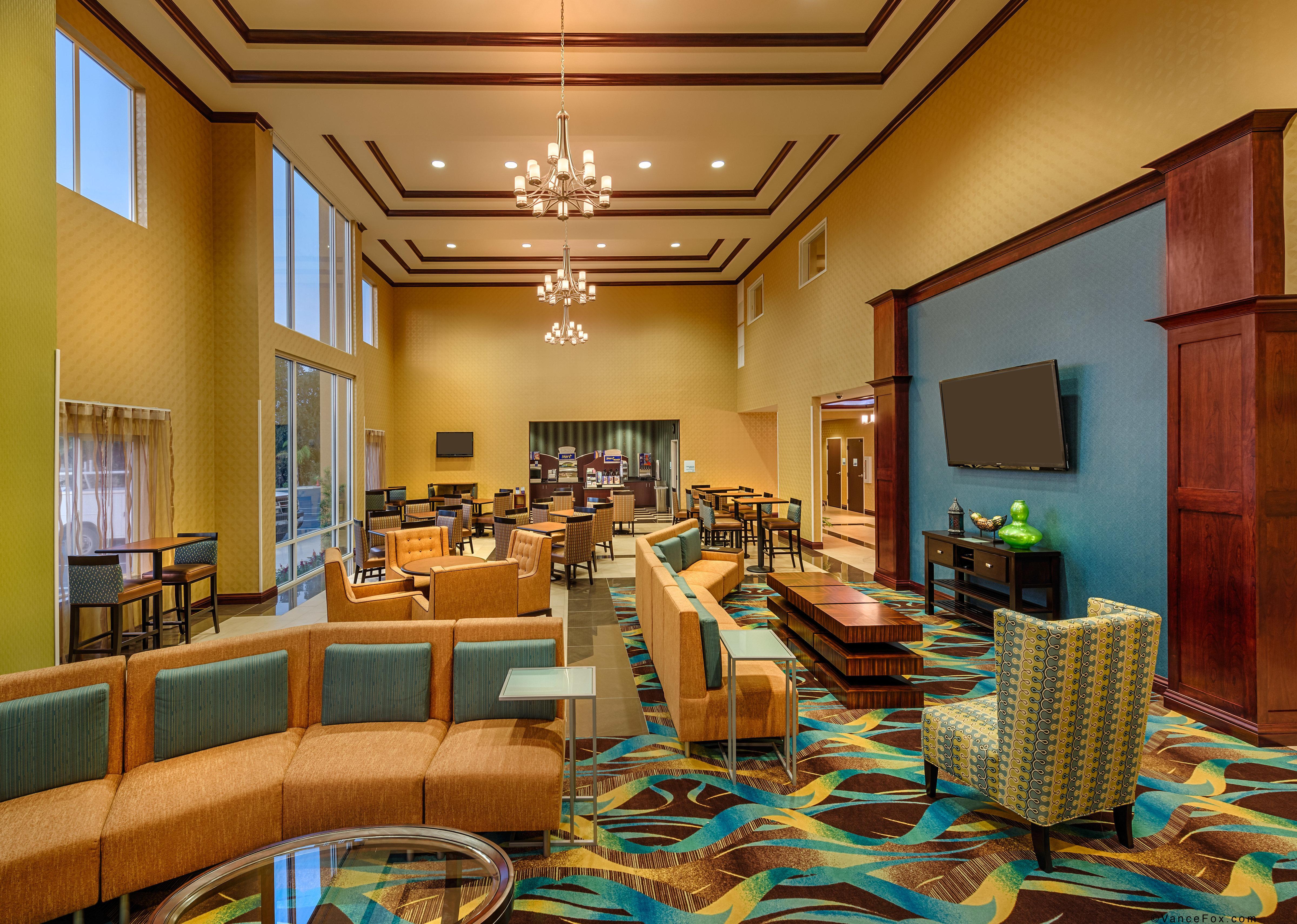 Hampton Inn & Suites Ред Блъф Екстериор снимка